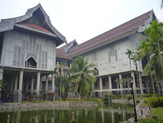 Die Museumsgebäude sind als Stelzenhäuser gebaut, die Grösse der einzelnen Gebäude kann man auf Fotos leider nicht wiedergeben