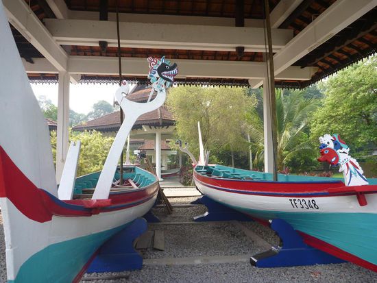 Kunstvoll bemalte und mit Schnitzereien verzierte Boote