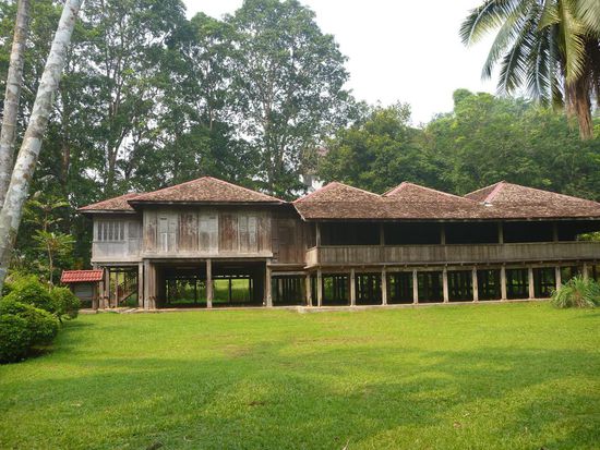 Ein historischer grosser Palast( Istana), ganz aus Holz, wurde hier wieder aufgebaut