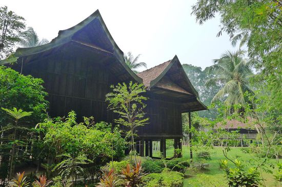 Im Park des Museums sind verschiedene Häusertypen der unterschiedlichen Regionen Malaysias nachgebaut worden