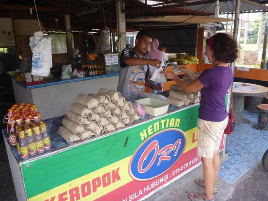 Unser Keropok Händler schenkt uns eine "Überlebensration" für den weiteren Weg