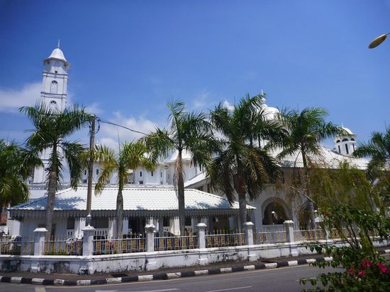 Bei wieder klarem Himmel sieht die weisse Moschee besonders beeindruckend aus