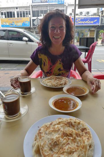 Unser klassisch malayisches Frühstück, Roti mit scharfem Curry und süssem Kaffee
