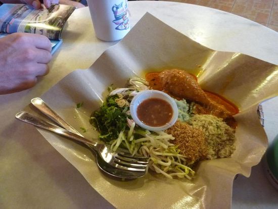 Eine lokale Spezialität ist das leckere Nasi Kerabu. Reis, Huhn, viele Kräuter und Sossen werden vor dem Verzehr zusammengemischt