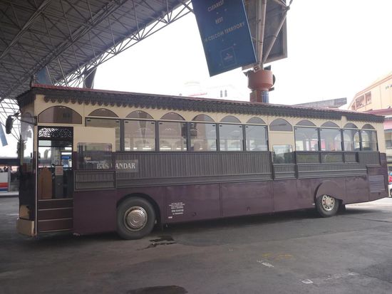 Die "Holzbusse" von K.Terengganu, optisch den klassischen Holzhäusern nachempfunden