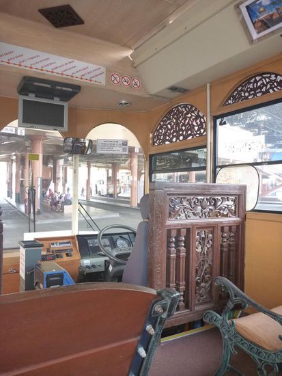 Innen sind die Busse aufwendig ausgestattet