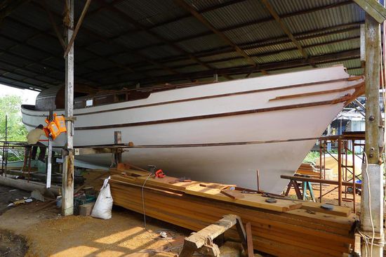 Aber es gibt sie doch! Ein grosses wunderschönes Schiff wird von Hand hergestellt. Unglaublich, wir hätten Stunden zuschauen können.