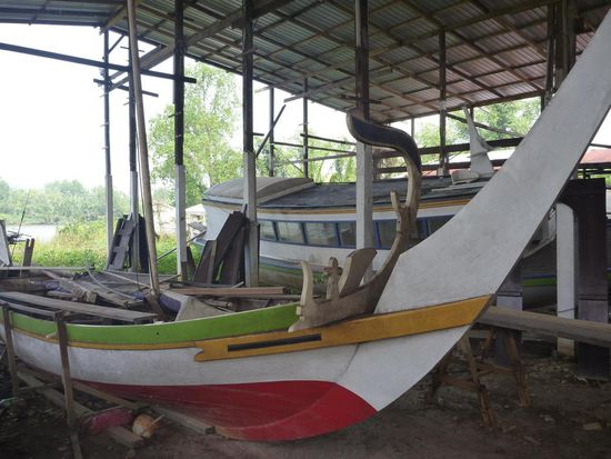 In den kleinen Werften gibt es auch noch die schönen Boote die wir im Museum gesehen haben