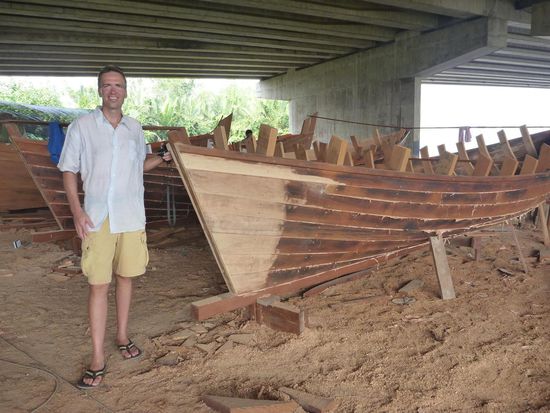 Eine kleine Werft unter der Autobahnbrücke. Hier konnten wir Boote in verschiedenen Fertigungsstadien sehen.