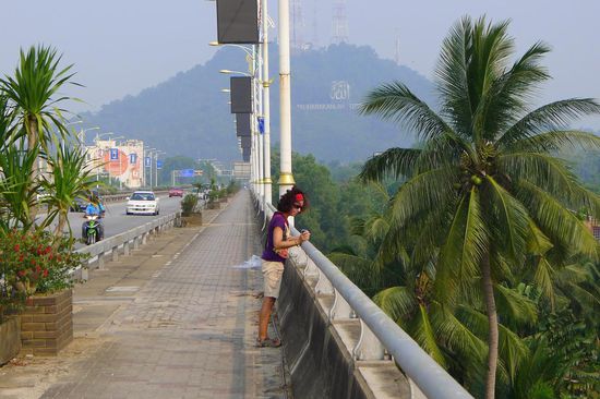 Bus verpasst, der Rückweg über die Brücke zog sich lange hin. 
Aber der Besuch in Pulau Duyong hat sich auf jeden Fall gelohnt.
