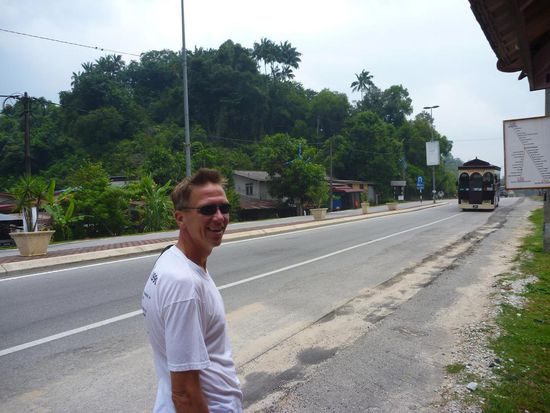 Zum Glück eine halbe Stunde vor Abfahrtszeit an der Bushaltestelle, erwischten wir den Bus gerade noch