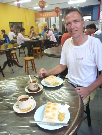 Hier assen wir das berühmte Nyonia Roti Paun mit Butter und Kaya