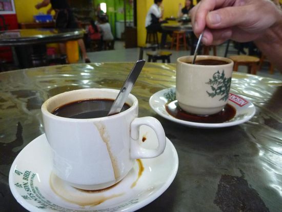 Wir sind keine Kleckerfritzen,der White Coffee in Tassen wird in Malaysia immer so serviert, zumindest in den klassischen chinesischen Kaffee-Häusern. Wir haben es nie anders erlebt