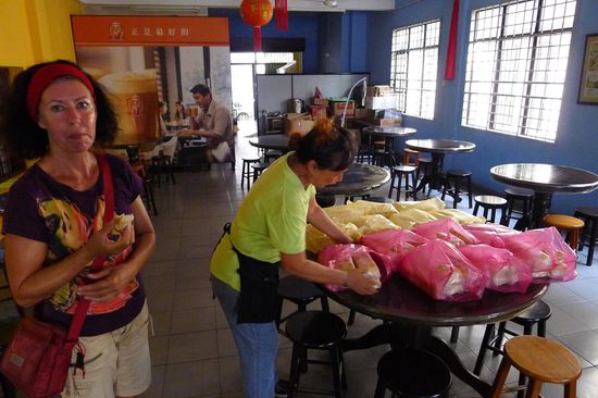 Hier zeigte uns die Besitzerin des Kaffee-Hauses ihren Paun Vorrat für den Tag. Dabei war sie ständig am Essen der leckeren kleinen Brötchen und fütterte uns nebenher auch noch die ganze Zeit