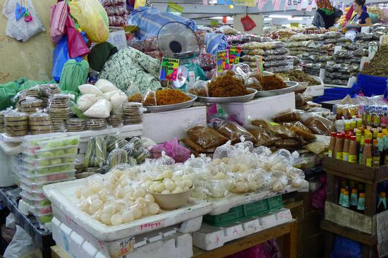 Nachdem wir soviel zum Schutz von Schildkröten in der ganzen Stadt gesehen haben,  waren wir leicht entsetzt, auf den Märkten an jedem Stand massenhaft Schildkröteneier zu sehen.