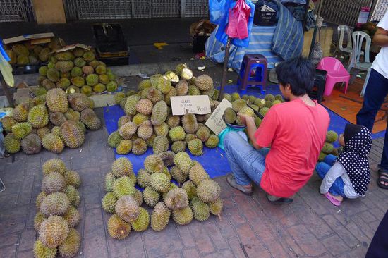 Die berühmten Durian (Stinkfrüchte). Sie schmecken in Malaysia am besten und wir haben noch nie soviel veschiedene Sorten wie hier gesehen