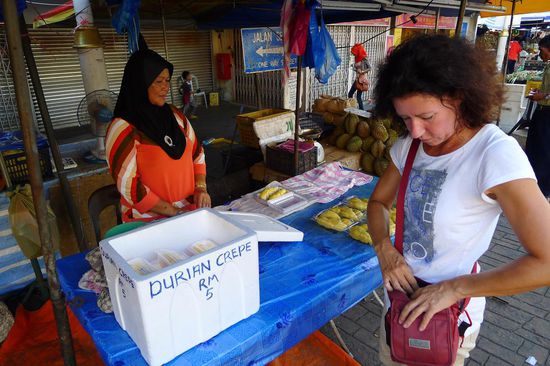 Durian Kuchen hatten wir noch nie probiert, also nichts wie ran