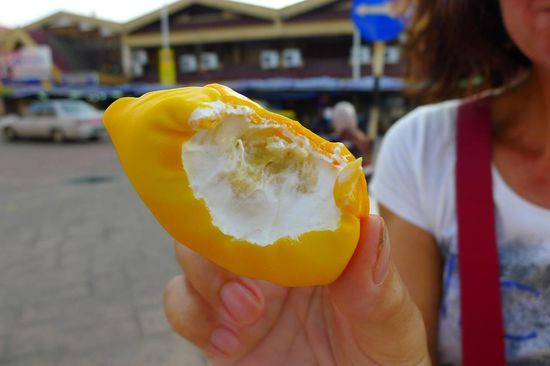 Quietsch-gelbe Teighülle gefüllt mit süssem Eischnee und Durianpüree, schmeckt sehr sehr gut