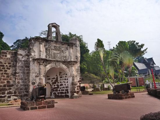Eine der Hauptsehenswürdigkeiten: die Porta de Santiago ( einer von ehemalig vier Haupteingängen ins Fort A'Famosa gebaut 1511).Die Mauern sind 1.5 Meter dick !