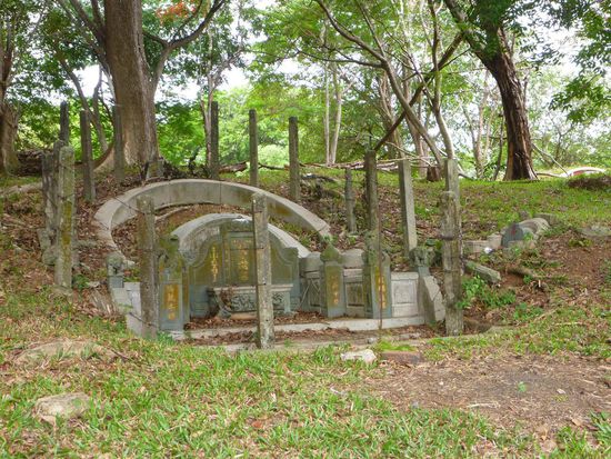 Auf dem Bukit Cina, einem riesigen chinesischen Friedhof. Das Gelände zieht sich über mehrere Hügel.
