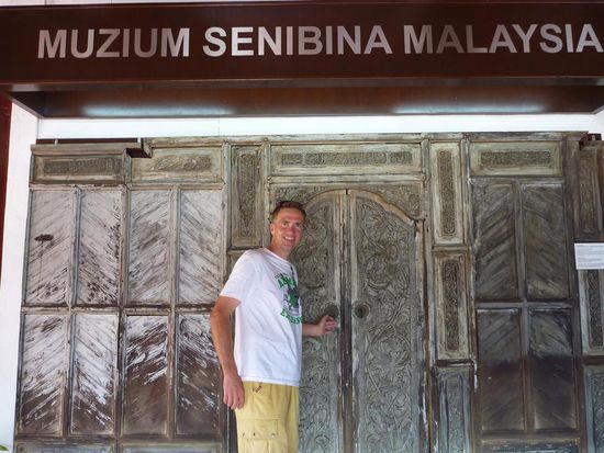 Ein kunstvoll geschnitztes antikes Tor am Architektur - Museum. Wir sind eigentlich nur hereingegangen weil es keinen Eintritt kostete, es war aber so interessant, dass wir einige Stunden darin verbrachten