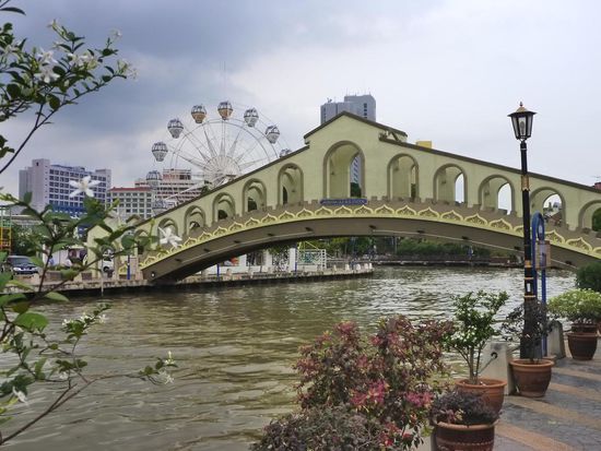 Blick über den Melaka River, der von architektonisch unterschiedlichen Brücken überspannt wird