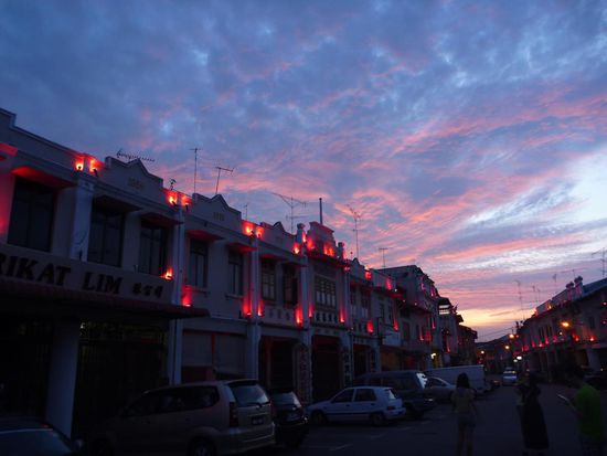 Bei Sonnenuntergang werden an allen Häusern der Altstadt die roten Lämpchen angeschaltet