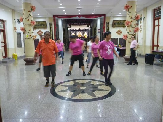 In den privaten Tempeln, die tagsüber meistens geschlossen sind, findet dann auch Gruppentanz, Aerobic, Square Dance nach Country Music und andere Darbietungen statt. Da gab es ja gar keine Hemmungen!