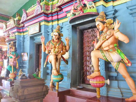 ....und ein Blick ins Innere. Ein sehr grosser Tempel und schön bunt ausgestattet