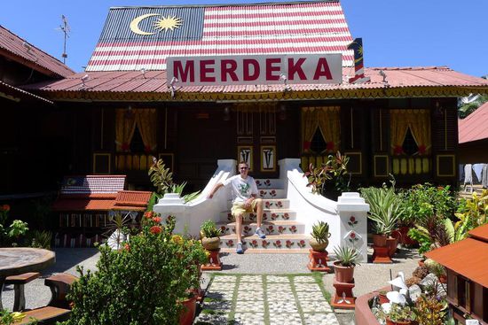 Ein weltweit berühmtes Haus (wegen des Daches als Flagge gestaltelt, das grosse "Unabhängigkeit", Modellhäuser im Garten u.a.) das im Kampung Morten steht, dem malayischen Stadtteil von Melaka. Das Haus wird normal bewohnt, ist kein Show-House.