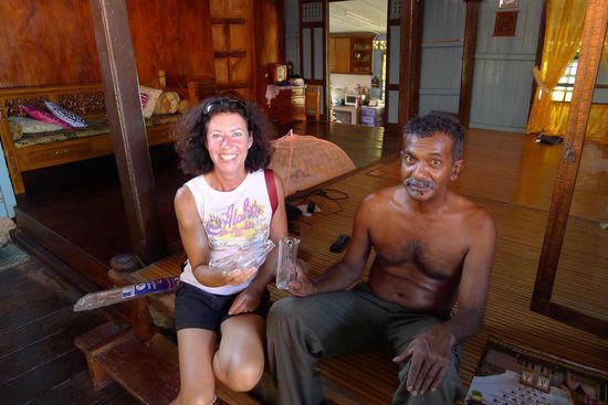 Der stolze Hausbesitzer war zu Hause und lud uns ein hereinzukommen. Er zeigte uns sein wunderschön eingerichtetes Haus mit der originalen ursprünglichen Einrichtung. Ausserdem öffnete er so manchen Schrank mit originellen antiken Sammlerobjekten für uns. Einer der Höhepunkte unseres Aufenthaltes!