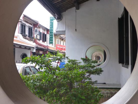 In mancher Strasse sind "Löcher " in den Zwischenwänden angebracht, so dass man von ersten Haus in der Strasse bis zum letzten Haus den vollen Durchblick hat