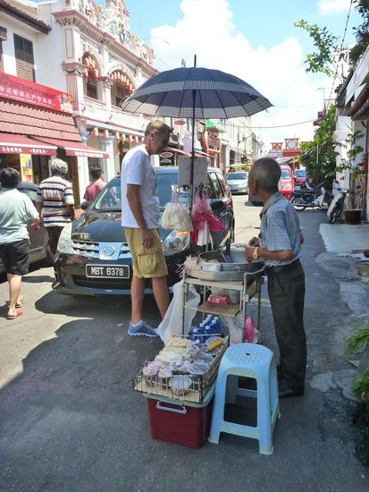 Nicht mehr oft zu sehen, ein Bonbonmacher. Werden hier auch Klopfer oder Klöppler genannt, nach dem Geräusch was das Zerkleinern der harten Bonbonmasse macht und welches weithin hörbar ist
