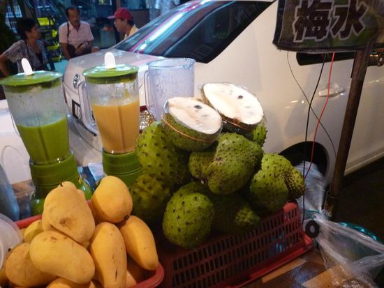 Eines unserer Favoriten auf dem Wochendmarkt: Mangos und Soursop.....