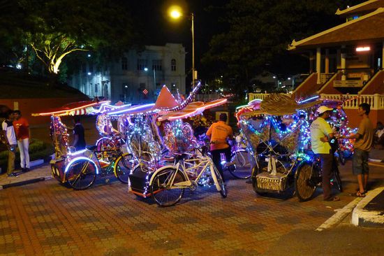 Die Trishaws von Melaka, wie wir sagten, Fahrrad-Disko's. Unglaublich geschmückt, beleuchtet und hinten mit riesigen lauten Lautsprecherboxen versehen. Man hörte sie zuerst und viel später sah man sie dann. Eigentlich nur furchtbar laut, bevorzugt mit Hard-Rock Musik!!!!