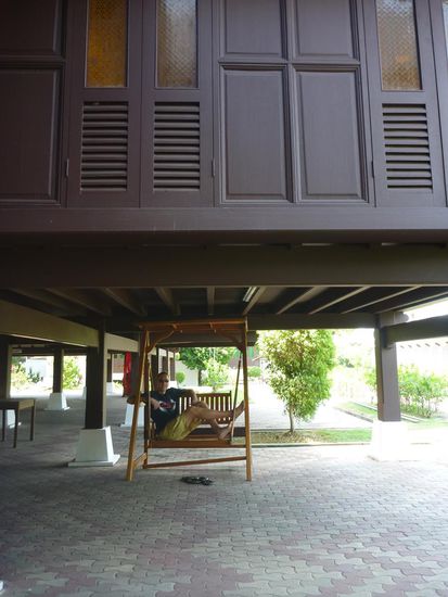 Unter dem "Palast" kann man wie bei allen klassischen malayischen Häusern den kühlen Schatten geniessen