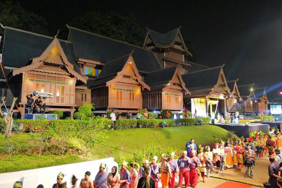 Das grosse Museum am Abend schön beleuchtet...