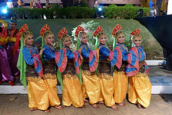 Die hübschen Mädels posieren gerne f ü r .....