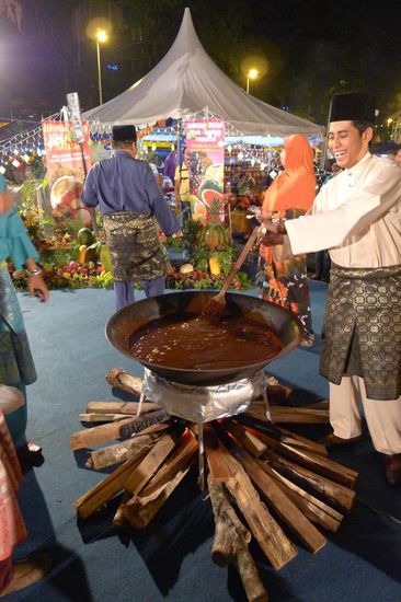 Interessiert beobachteten wir die Herstellung von Dodol.....