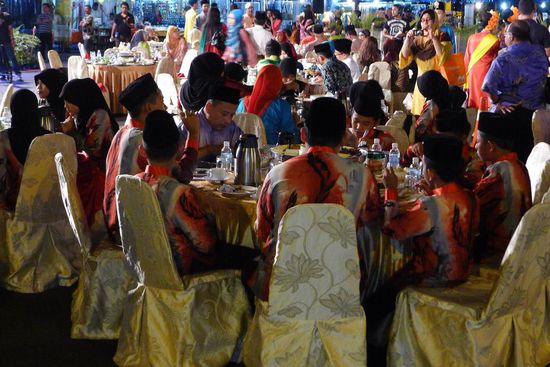 Anfangs betrachteten wir neidvoll die reich gedeckten Tische im VIP Bereich ( Familien treten bei Feiern einheitlich gekleidet auf )....