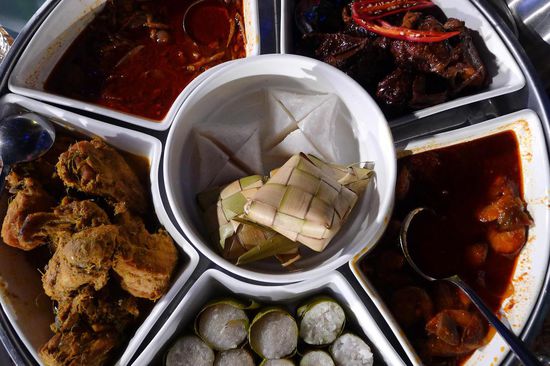 Es waren viel zuviel Platten mit verschiedenen Köstlichkeiten auf den Tischen