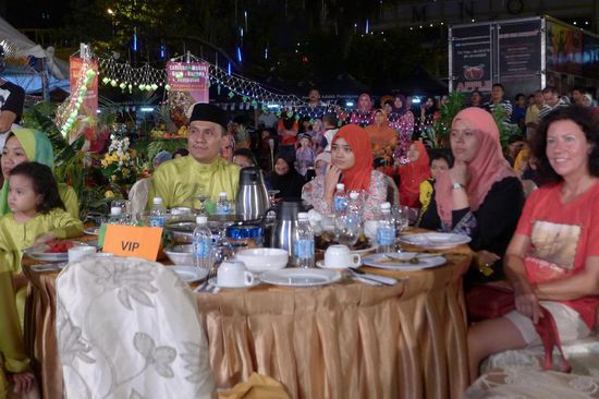 Ich fühlte mich im Vergleich zu den anderen anwesenden Frauen kleidungsmässig etwas deplaziert, aber die Anwesenden hat das nicht gestört, mich dann auch nicht mehr