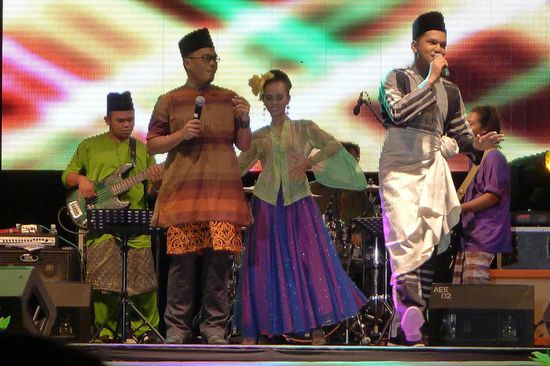 Dem Applaus nach, war dieser junge Mann recht bekannt und beliebt