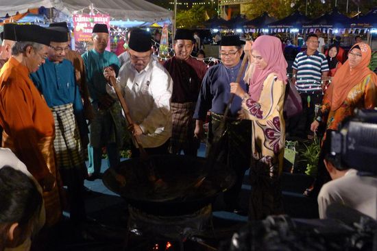 Im Anschluß an die Pflicht (Händeschütteln, u.a. mit Oliver) rührte der Chief Minister auch im grossen Dodol Topf