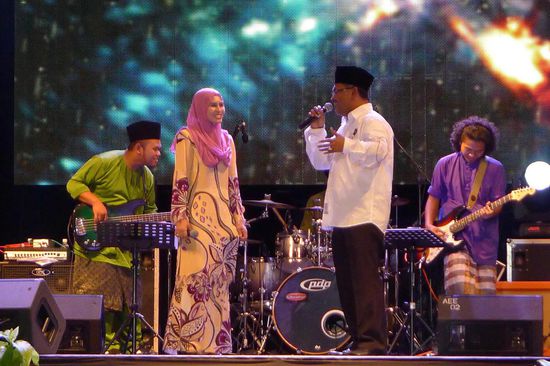 Bei uns eher ungewöhnlich, der Chief Minister liess sich spontan auf die Bühne bitten und sang live!!! zusammen mit seiner Frau ein paar Lieder.