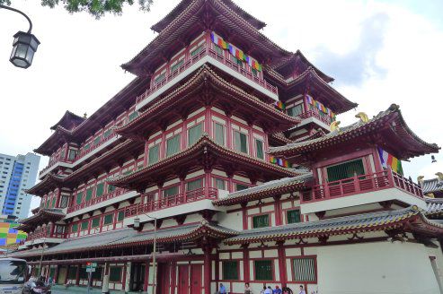 Der Buddha Tooth Relic Temple (Aufbewahrungsort einer Zahnreliquie von Buddha ) ein unglaubllich grosser Tempel mit vielen Etagen, die man alle besichtigen kann