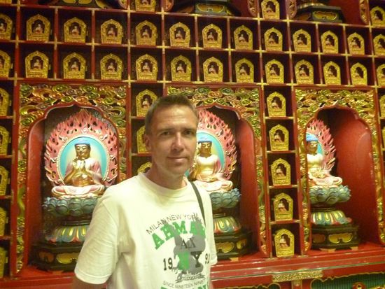 Im Inneren hunderte von Buddha Statuen die wiederum von hunderten kleineren Statuen umgeben sind