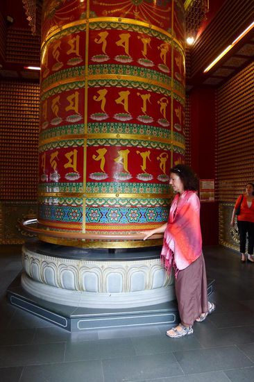 In dem Tempel ist die grösste Gebetsmühle der Welt untergebracht. Im Tempel muss man natürlich Schulltern und Knie bedeckt haben. Hatte ich nicht dran gedacht, zum Glück gab es "Leihkleidung"