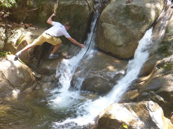 Kleine Erfrischung an einem der Wasserfälle im Dschungel