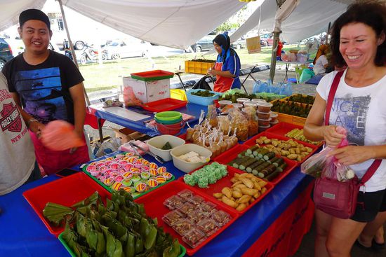 Neben den Markthallen war ein grosser Ramadanmarkt, den bunten Süssigkeiten konnten wir nicht widerstehen. Wir suchten uns ein paar Kleinigkeiten zum Kosten aus und bekamen sie geschenkt!